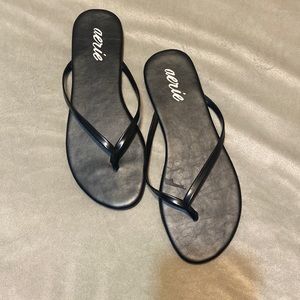 Size 9 never worn black aerie flip flops